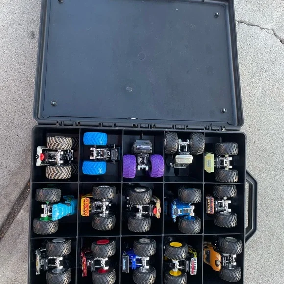 Monster Jam Grave Digger Toy Truck Set - Picture 3 of 3